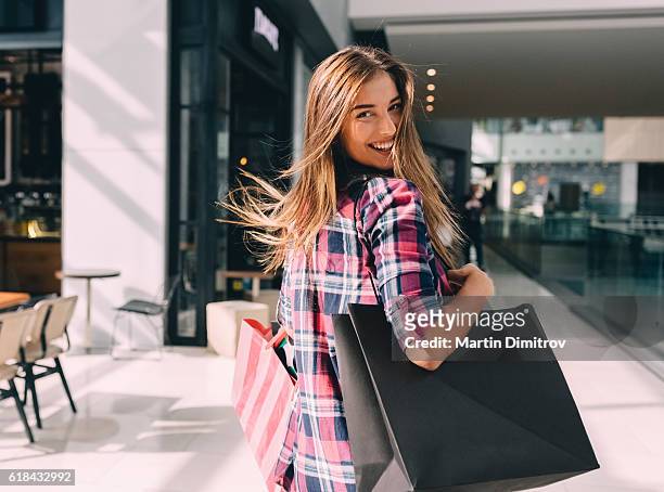 femme profitant du week-end dans le centre commercial - shop photos et images de collection