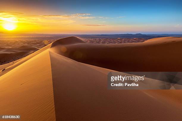 夜明けの chebbi 砂漠の砂丘、モロッコ、北アフリカ  - sahara　sunrise ストックフォトと画像