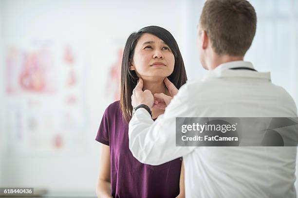 thyroid cancer checkup - human gland stockfoto's en -beelden