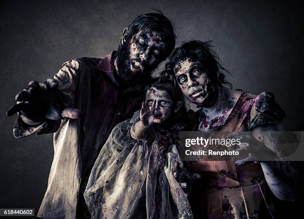 familia zombie - zombie makeup fotografías e imágenes de stock