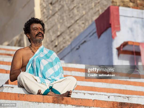 hindu-mann meditiert auf stufen von prayag ghat,varanasi - lotussitz stock-fotos und bilder