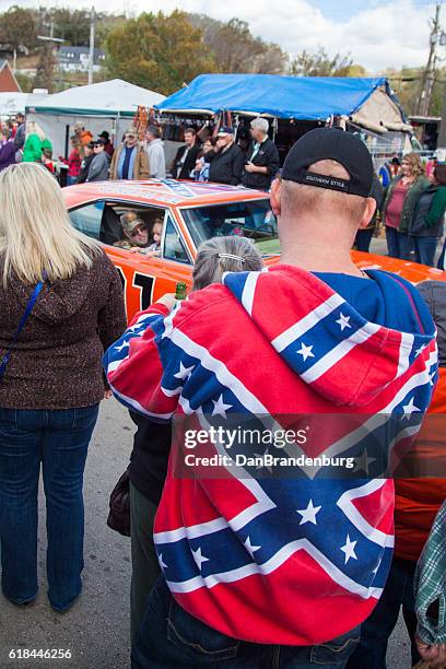 the general lee on main street - confederate flag stock pictures, royalty-free photos & images