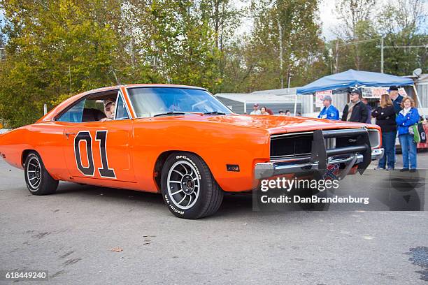 the general lee auf der main street - dodge charger stock-fotos und bilder