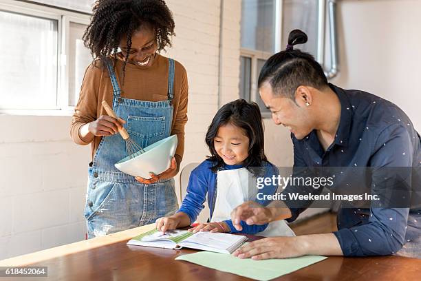 family breakfast time - baking reading recipe stockfoto's en -beelden