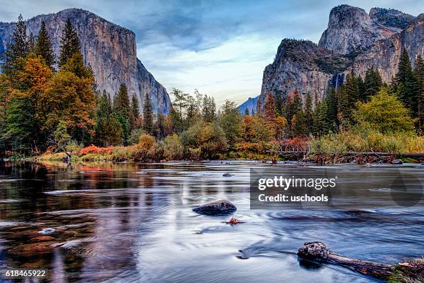 yosemite merced river el capitan panorama - haut lieu touristique national photos et images de collection