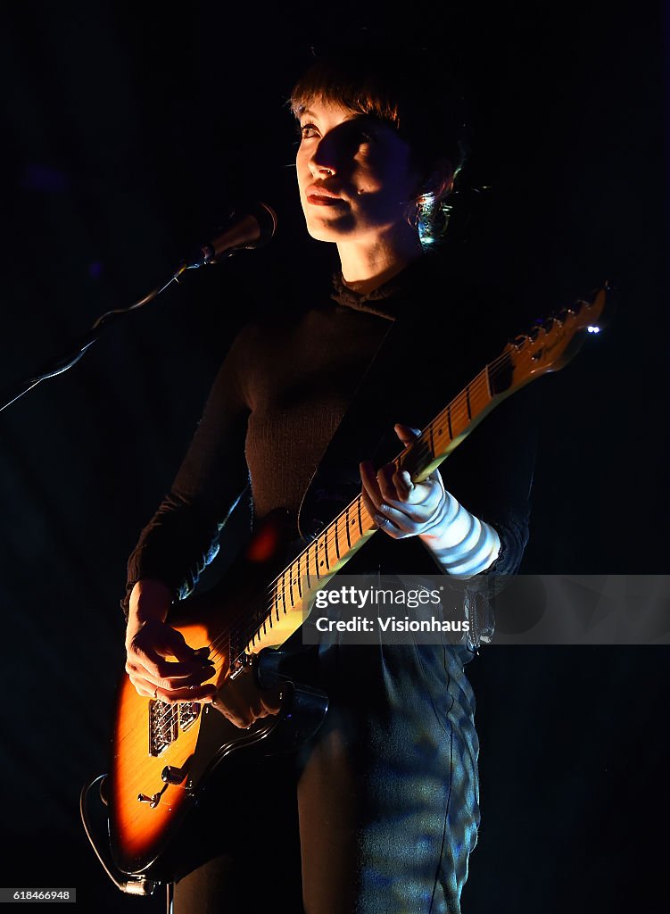 Daughter Perform At The Academy - Manchester
