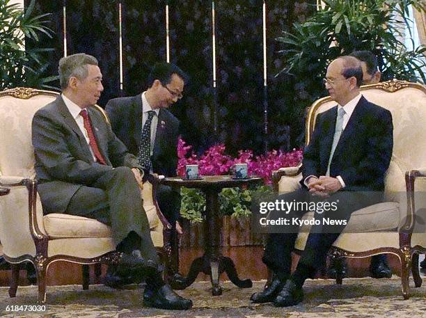 Singapore - Singapore Prime Minister Lee Hsien Loong holds talks with Myanmar President Thein Sein at the presidential office in Singapore on Jan....