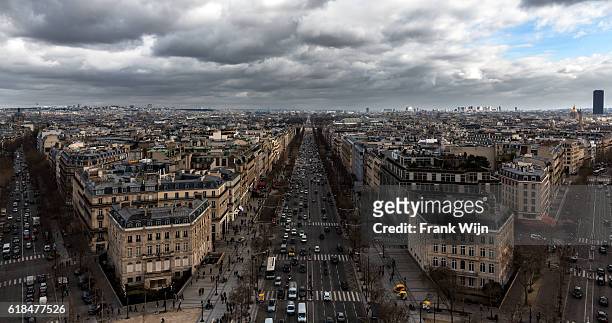 aerial view of paris, avenue des champs-élysées - wijn stock pictures, royalty-free photos & images