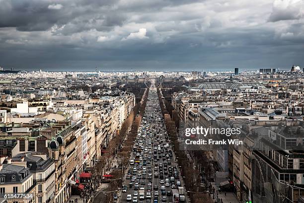 aerial view of paris, avenue des champs-élysées - wijn fotografías e imágenes de stock