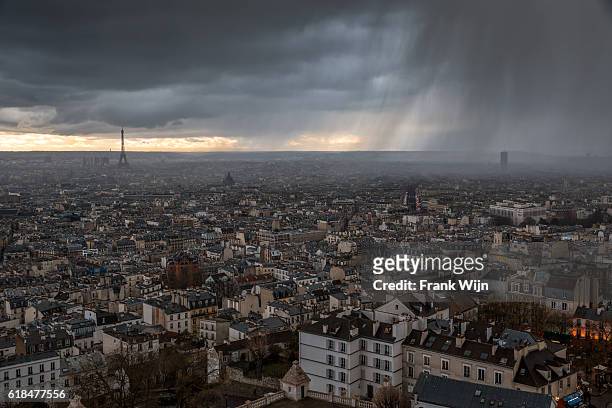 aerial view of paris with cloudy sky - wijn fotografías e imágenes de stock