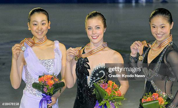 United States - Japan's Mao Asada, Ashley Wagner and Caroline Zhang, both from the United States, show their medals at the Four Continents Figure...