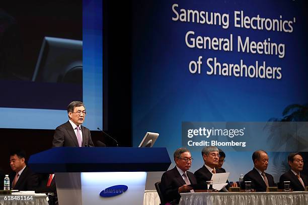 Kwon Oh-Hyun, co-vice chairman and co-chief executive officer of Samsung Electronics Co., left, speaks during the company's extraordinary general...