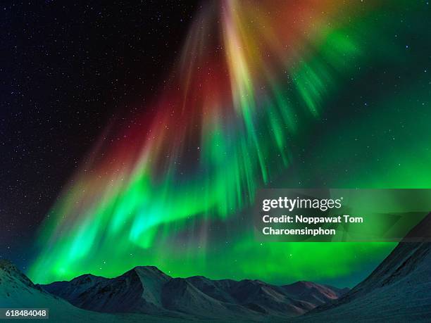 auroara borealis above brooks range mountain, alaska, usa - big tom stock-fotos und bilder