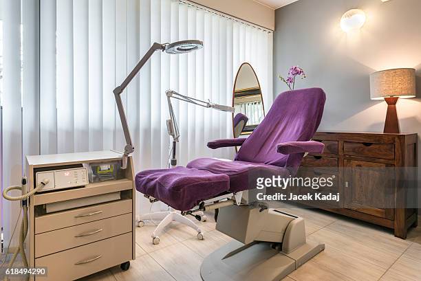 spa center interior - massage room fotografías e imágenes de stock