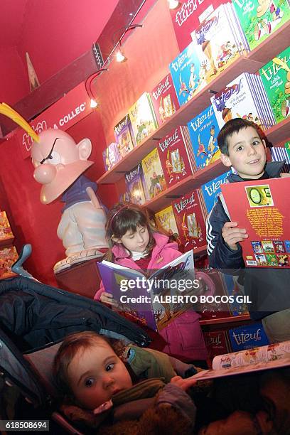 Des enfants lisent des BD sur le stand de "Titeuf", le 24 janvier 2004 lors du festival international de la bande dessinée à Angoulême. Le...