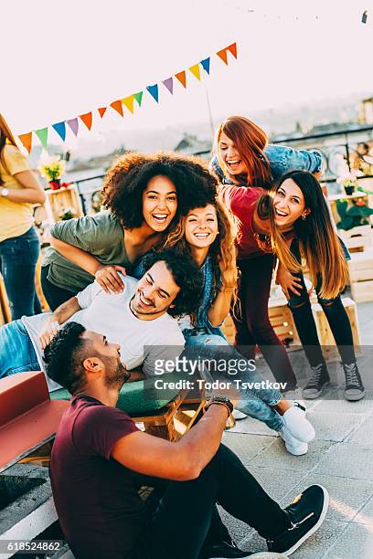roof party - young adults having fun stockfoto's en -beelden
