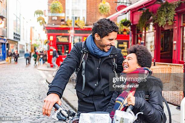 romantische junge paar weihnachtsshopping in temple bar dublin irland - temple bar dublin stock-fotos und bilder