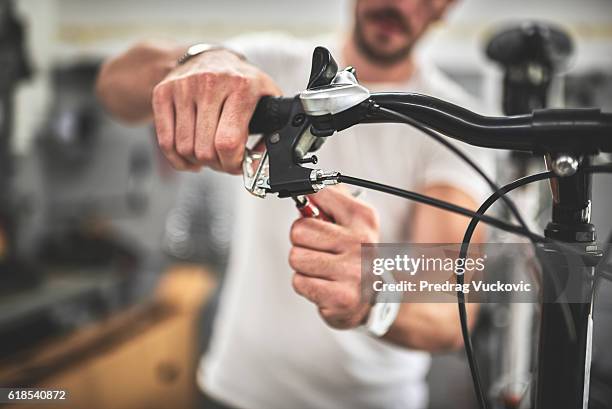 meccanico in negozio di biciclette - bike repair shop foto e immagini stock