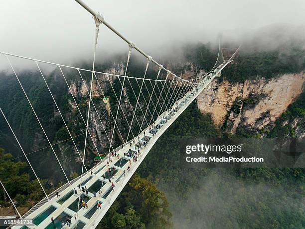 glasbrücke von zhangjiajie china - hängebrücke stock-fotos und bilder