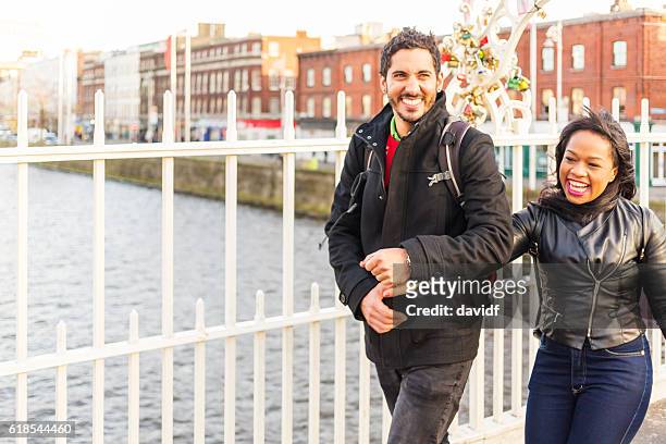 feliz pareja romántica disfrutando de las vacaciones en dublín irlanda - daily life in dublin fotografías e imágenes de stock