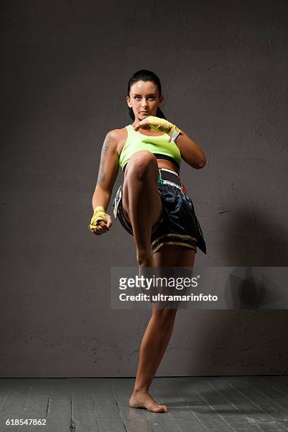 kickboxing féminin combattante athlétique coups de pied formation sportive - arts martiaux photos et images de collection
