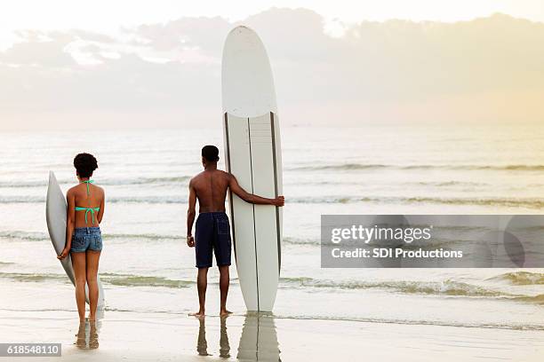 amigos adolescentes esperando para surfear - texas gulf coast fotografías e imágenes de stock
