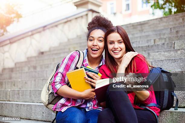 本を持つ屋外の学生 - college girl pics ストックフォトと画像