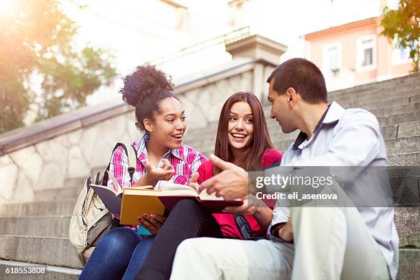 students outdoor with books - 3 steps stockfoto's en -beelden