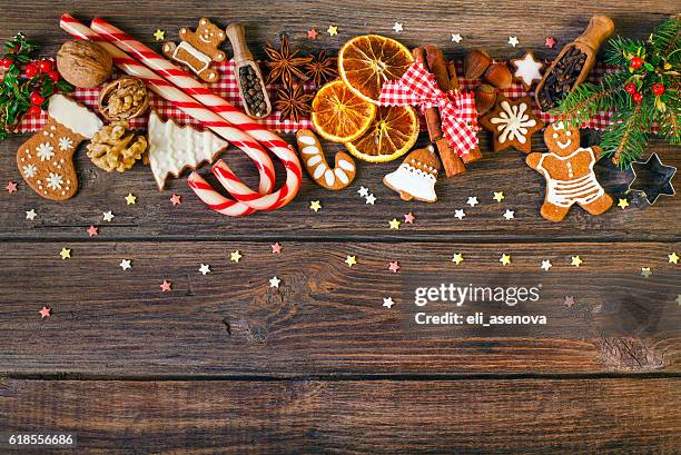 sfondo natalizio con biscotti di natale, decorazioni e spezie - ingredienti dolci foto e immagini stock