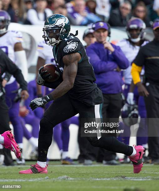 Josh Huff of the Philadelphia Eagles runs with the ball against the Minnesota Vikings at Lincoln Financial Field on October 23, 2016 in Philadelphia,...