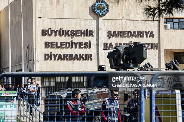 Turkish riot police stand guard outside the Diyarbakir municipality building following the arrest of the two co-mayors on October 27, 2016. The two...