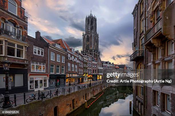 sunrise view of the dom tower and the vismarkt-choorstraat along oudegracht, utrecht, netherlands - utrecht fotografías e imágenes de stock