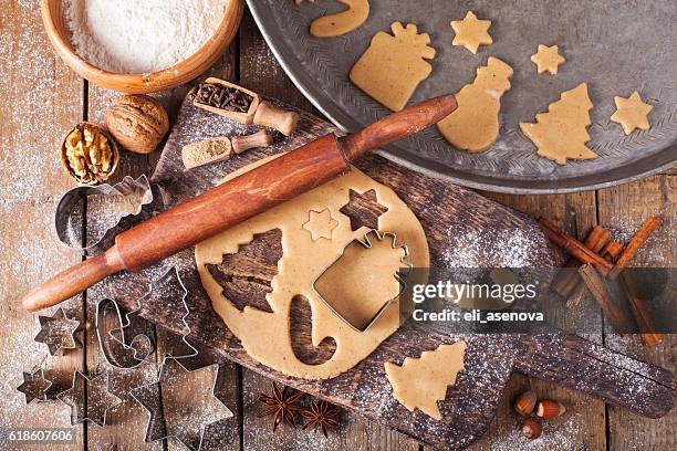 herstellung von weihnachtsplätzchen mit traditionellen lebkuchen-cookies zutaten - baked stock-fotos und bilder