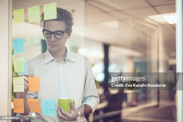 marking progress of tasks - kanban stock pictures, royalty-free photos & images
