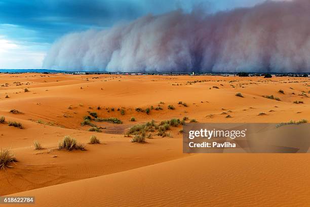 sandsturm nähern merzouga siedlung in erg chebbi marokko, afrika - dust storm stock-fotos und bilder