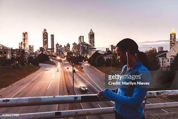 woman preparing for a run in the city - atlanta stockfoto's en -beelden