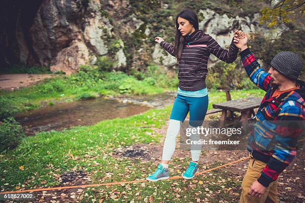 nuova attività - slackline foto e immagini stock