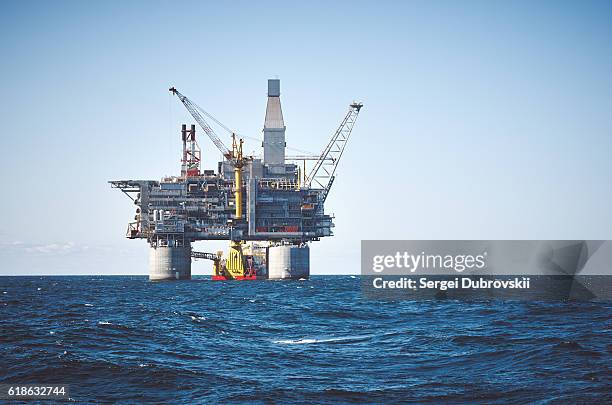 oil rig sea - byggplattform bildbanksfoton och bilder
