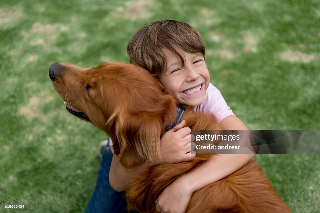 Niño feliz con un hermoso perro