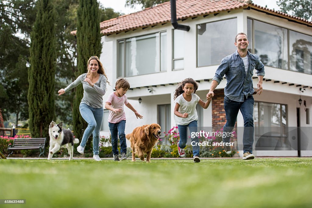 Glückliche Familie spielt mit ihren Hunden