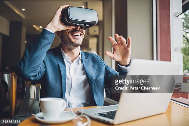 virtuelle realität - fliegerbrille stock-fotos und bilder