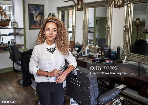 portrait of young female barber - barbero peluquería fotografías e imágenes de stock