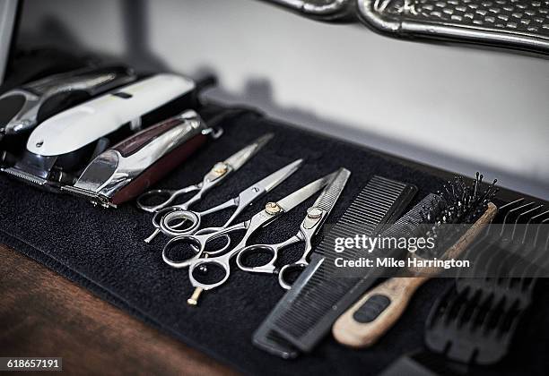 arrangement of hairdressing tools - kapsalon stockfoto's en -beelden