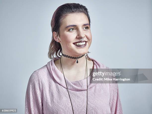 young alternative female smiling - short necklace stock pictures, royalty-free photos & images