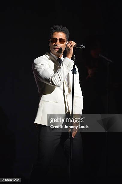Eric Benet performs onstage at Broward Center For The Performing Arts on October 27, 2016 in Fort Lauderdale, Florida.