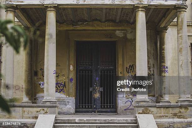 parc de can solei - vacation house - graffiti barcelona stock pictures, royalty-free photos & images