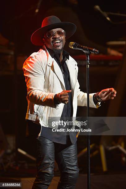 Anthony Hamilton performs onstage at Broward Center for the Performing Arts on October 27, 2016 in Fort Lauderdale, Florida.