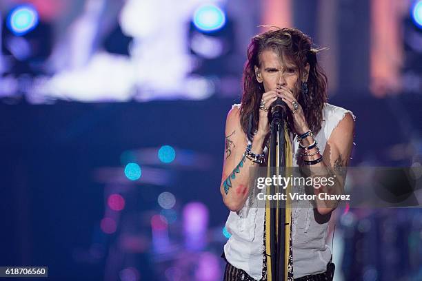 Singer Steven Tyler of Aerosmith performs onstage at Arena Ciudad de Mexico on October 27, 2016 in Mexico City, Mexico.