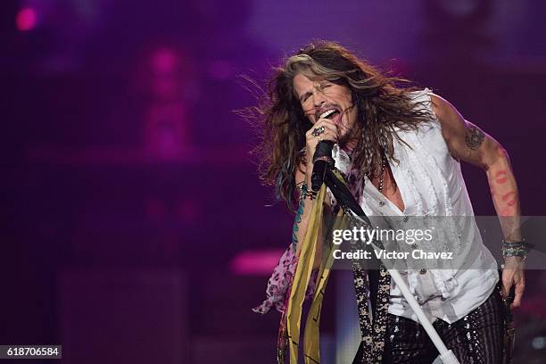 Singer Steven Tyler of Aerosmith performs onstage at Arena Ciudad de Mexico on October 27, 2016 in Mexico City, Mexico.