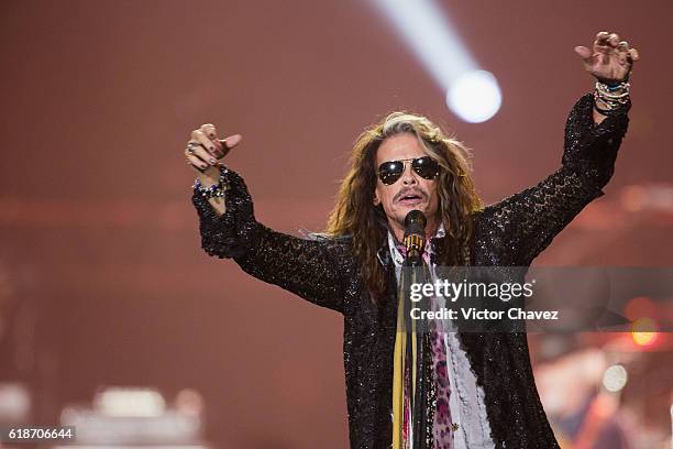 Singer Steven Tyler of Aerosmith performs onstage at Arena Ciudad de Mexico on October 27, 2016 in Mexico City, Mexico.